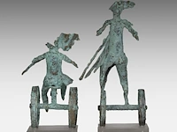 Two green patinated bronze sculptures by inge dewilde (1957) smallest: 33 cm. (12.99 in.), tallest: 44 cm. (17.32 in.) - afbeelding 4 van  6