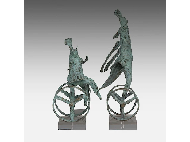 Two green patinated bronze sculptures by inge dewilde (1957) smallest: 33 cm. (12.99 in.), tallest: 44 cm. (17.32 in.) - afbeelding 5 van  6