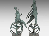 Two green patinated bronze sculptures by inge dewilde (1957) smallest: 33 cm. (12.99 in.), tallest: 44 cm. (17.32 in.) - afbeelding 5 van  6