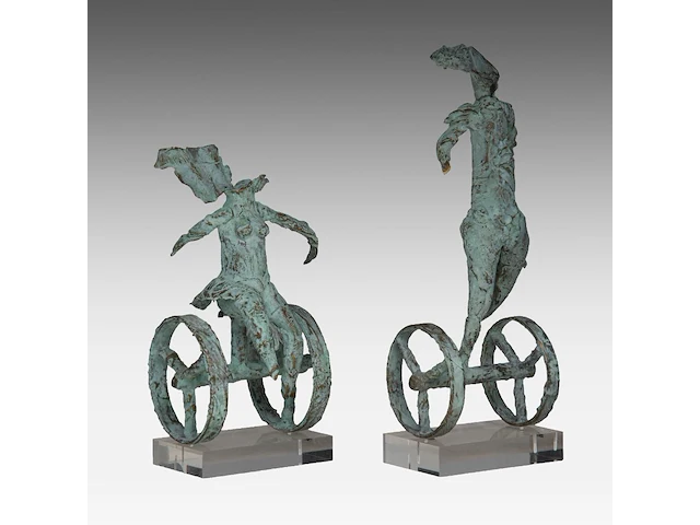 Two green patinated bronze sculptures by inge dewilde (1957) smallest: 33 cm. (12.99 in.), tallest: 44 cm. (17.32 in.) - afbeelding 6 van  6