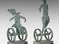 Two green patinated bronze sculptures by inge dewilde (1957) smallest: 33 cm. (12.99 in.), tallest: 44 cm. (17.32 in.) - afbeelding 6 van  6