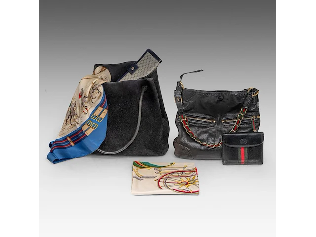 Two gucci shoulder bags and matching wallets, and two matching silk scarves - afbeelding 1 van  18