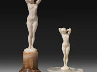 Two ivory art deco nude sculptures by joe descomps (1869-1950), signed, interwar period, total h 16 cm - ivory h 11 cm - 161g / total h 9,5 cm - ivory h 8,5 cm - 83g (+) - afbeelding 2 van  17