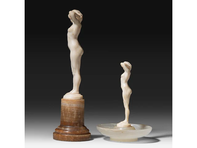 Two ivory art deco nude sculptures by joe descomps (1869-1950), signed, interwar period, total h 16 cm - ivory h 11 cm - 161g / total h 9,5 cm - ivory h 8,5 cm - 83g (+) - afbeelding 4 van  17