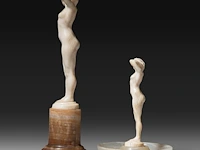 Two ivory art deco nude sculptures by joe descomps (1869-1950), signed, interwar period, total h 16 cm - ivory h 11 cm - 161g / total h 9,5 cm - ivory h 8,5 cm - 83g (+) - afbeelding 4 van  17