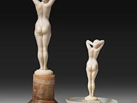 Two ivory art deco nude sculptures by joe descomps (1869-1950), signed, interwar period, total h 16 cm - ivory h 11 cm - 161g / total h 9,5 cm - ivory h 8,5 cm - 83g (+) - afbeelding 5 van  17