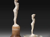 Two ivory art deco nude sculptures by joe descomps (1869-1950), signed, interwar period, total h 16 cm - ivory h 11 cm - 161g / total h 9,5 cm - ivory h 8,5 cm - 83g (+) - afbeelding 6 van  17