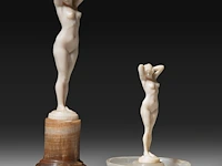 Two ivory art deco nude sculptures by joe descomps (1869-1950), signed, interwar period, total h 16 cm - ivory h 11 cm - 161g / total h 9,5 cm - ivory h 8,5 cm - 83g (+) - afbeelding 7 van  17
