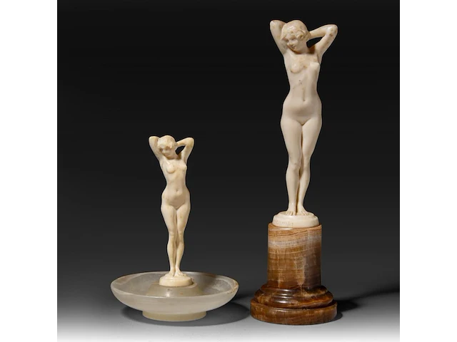 Two ivory art deco nude sculptures by joe descomps (1869-1950), signed, interwar period, total h 16 cm - ivory h 11 cm - 161g / total h 9,5 cm - ivory h 8,5 cm - 83g (+) - afbeelding 1 van  17