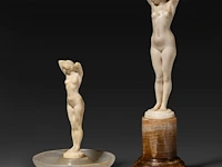 Two ivory art deco nude sculptures by joe descomps (1869-1950), signed, interwar period, total h 16 cm - ivory h 11 cm - 161g / total h 9,5 cm - ivory h 8,5 cm - 83g (+) - afbeelding 10 van  17