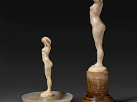 Two ivory art deco nude sculptures by joe descomps (1869-1950), signed, interwar period, total h 16 cm - ivory h 11 cm - 161g / total h 9,5 cm - ivory h 8,5 cm - 83g (+) - afbeelding 11 van  17