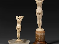 Two ivory art deco nude sculptures by joe descomps (1869-1950), signed, interwar period, total h 16 cm - ivory h 11 cm - 161g / total h 9,5 cm - ivory h 8,5 cm - 83g (+) - afbeelding 12 van  17