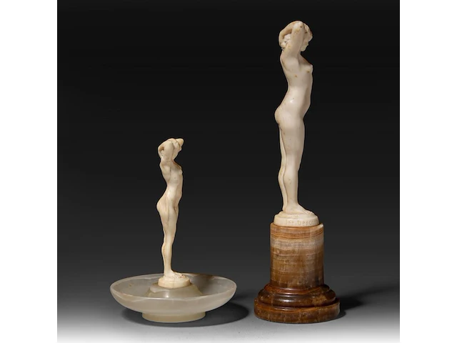 Two ivory art deco nude sculptures by joe descomps (1869-1950), signed, interwar period, total h 16 cm - ivory h 11 cm - 161g / total h 9,5 cm - ivory h 8,5 cm - 83g (+) - afbeelding 13 van  17