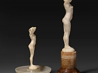 Two ivory art deco nude sculptures by joe descomps (1869-1950), signed, interwar period, total h 16 cm - ivory h 11 cm - 161g / total h 9,5 cm - ivory h 8,5 cm - 83g (+) - afbeelding 13 van  17