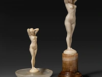 Two ivory art deco nude sculptures by joe descomps (1869-1950), signed, interwar period, total h 16 cm - ivory h 11 cm - 161g / total h 9,5 cm - ivory h 8,5 cm - 83g (+) - afbeelding 14 van  17