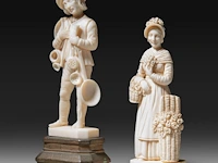 Two ivory sculptures of a boy and a lady with flowers, signed f. migeon, total h 14 cm - ivory h 11 cm - 134g / h 13 cm - 98g (+) - afbeelding 2 van  7