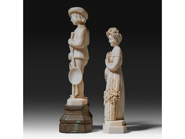 Two ivory sculptures of a boy and a lady with flowers, signed f. migeon, total h 14 cm - ivory h 11 cm - 134g / h 13 cm - 98g (+) - afbeelding 3 van  7