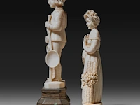 Two ivory sculptures of a boy and a lady with flowers, signed f. migeon, total h 14 cm - ivory h 11 cm - 134g / h 13 cm - 98g (+) - afbeelding 3 van  7