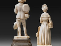 Two ivory sculptures of a boy and a lady with flowers, signed f. migeon, total h 14 cm - ivory h 11 cm - 134g / h 13 cm - 98g (+) - afbeelding 4 van  7