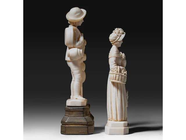 Two ivory sculptures of a boy and a lady with flowers, signed f. migeon, total h 14 cm - ivory h 11 cm - 134g / h 13 cm - 98g (+) - afbeelding 5 van  7