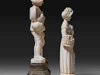 Two ivory sculptures of a boy and a lady with flowers, signed f. migeon, total h 14 cm - ivory h 11 cm - 134g / h 13 cm - 98g (+) - afbeelding 5 van  7