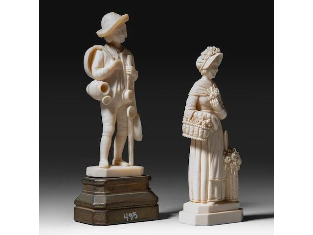 Two ivory sculptures of a boy and a lady with flowers, signed f. migeon, total h 14 cm - ivory h 11 cm - 134g / h 13 cm - 98g (+) - afbeelding 6 van  7