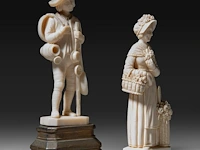 Two ivory sculptures of a boy and a lady with flowers, signed f. migeon, total h 14 cm - ivory h 11 cm - 134g / h 13 cm - 98g (+) - afbeelding 6 van  7