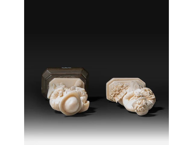 Two ivory sculptures of a boy and a lady with flowers, signed f. migeon, total h 14 cm - ivory h 11 cm - 134g / h 13 cm - 98g (+) - afbeelding 7 van  7