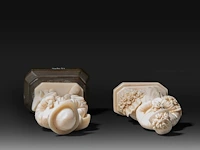 Two ivory sculptures of a boy and a lady with flowers, signed f. migeon, total h 14 cm - ivory h 11 cm - 134g / h 13 cm - 98g (+) - afbeelding 7 van  7