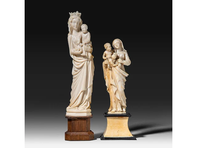 Two ivory sculptures of the madonna and child, french, 19thc, total h 23 cm - ivory h 19 cm - total weight 300g / total h 18 cm - ivory h 14 cm - total weight 204g (+) - afbeelding 1 van  7
