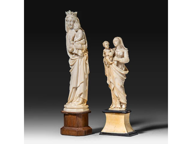 Two ivory sculptures of the madonna and child, french, 19thc, total h 23 cm - ivory h 19 cm - total weight 300g / total h 18 cm - ivory h 14 cm - total weight 204g (+) - afbeelding 2 van  7