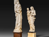 Two ivory sculptures of the madonna and child, french, 19thc, total h 23 cm - ivory h 19 cm - total weight 300g / total h 18 cm - ivory h 14 cm - total weight 204g (+) - afbeelding 2 van  7