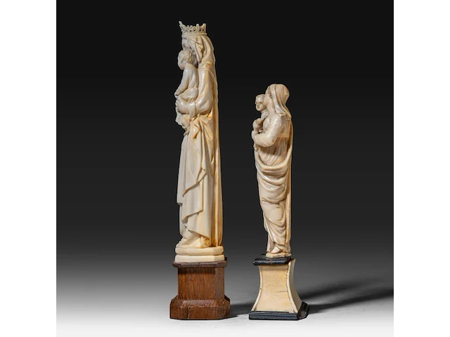 Two ivory sculptures of the madonna and child, french, 19thc, total h 23 cm - ivory h 19 cm - total weight 300g / total h 18 cm - ivory h 14 cm - total weight 204g (+) - afbeelding 3 van  7