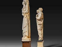 Two ivory sculptures of the madonna and child, french, 19thc, total h 23 cm - ivory h 19 cm - total weight 300g / total h 18 cm - ivory h 14 cm - total weight 204g (+) - afbeelding 3 van  7