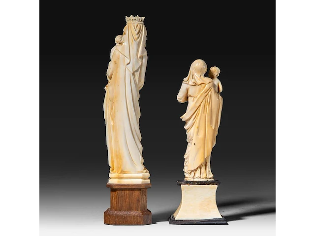 Two ivory sculptures of the madonna and child, french, 19thc, total h 23 cm - ivory h 19 cm - total weight 300g / total h 18 cm - ivory h 14 cm - total weight 204g (+) - afbeelding 4 van  7