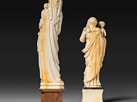 Two ivory sculptures of the madonna and child, french, 19thc, total h 23 cm - ivory h 19 cm - total weight 300g / total h 18 cm - ivory h 14 cm - total weight 204g (+) - afbeelding 4 van  7