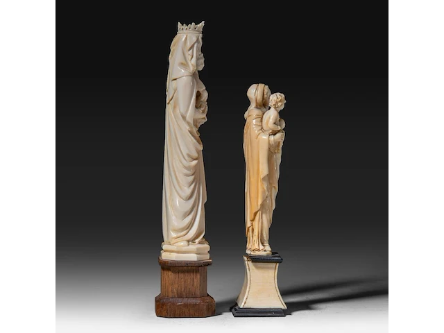 Two ivory sculptures of the madonna and child, french, 19thc, total h 23 cm - ivory h 19 cm - total weight 300g / total h 18 cm - ivory h 14 cm - total weight 204g (+) - afbeelding 5 van  7