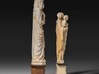 Two ivory sculptures of the madonna and child, french, 19thc, total h 23 cm - ivory h 19 cm - total weight 300g / total h 18 cm - ivory h 14 cm - total weight 204g (+) - afbeelding 5 van  7