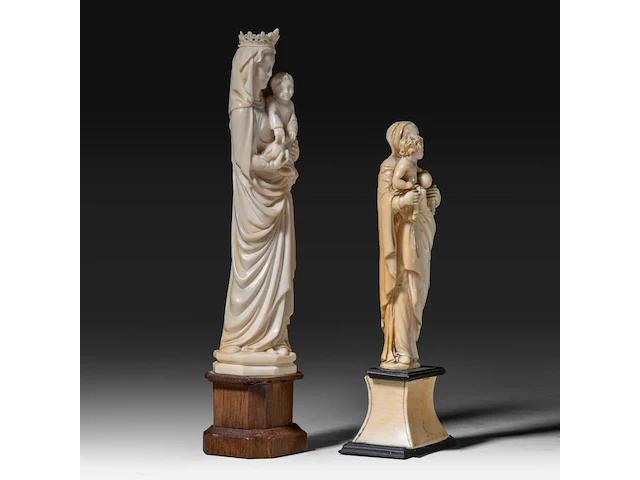 Two ivory sculptures of the madonna and child, french, 19thc, total h 23 cm - ivory h 19 cm - total weight 300g / total h 18 cm - ivory h 14 cm - total weight 204g (+) - afbeelding 6 van  7