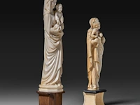 Two ivory sculptures of the madonna and child, french, 19thc, total h 23 cm - ivory h 19 cm - total weight 300g / total h 18 cm - ivory h 14 cm - total weight 204g (+) - afbeelding 6 van  7