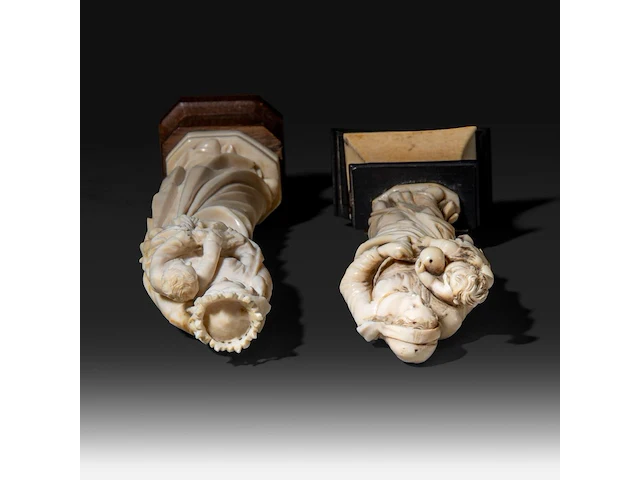 Two ivory sculptures of the madonna and child, french, 19thc, total h 23 cm - ivory h 19 cm - total weight 300g / total h 18 cm - ivory h 14 cm - total weight 204g (+) - afbeelding 7 van  7