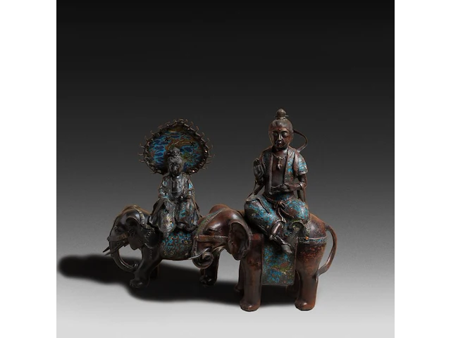 Two japanese champlevé enameled bronzes of figures riding an elephant, both signed, 19th/20thc, tallest h 50 cm - afbeelding 1 van  7