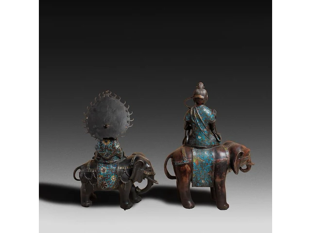 Two japanese champlevé enameled bronzes of figures riding an elephant, both signed, 19th/20thc, tallest h 50 cm - afbeelding 2 van  7