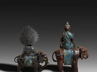 Two japanese champlevé enameled bronzes of figures riding an elephant, both signed, 19th/20thc, tallest h 50 cm - afbeelding 2 van  7