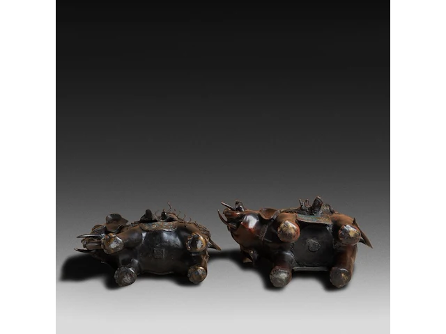 Two japanese champlevé enameled bronzes of figures riding an elephant, both signed, 19th/20thc, tallest h 50 cm - afbeelding 3 van  7