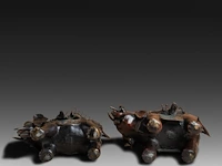 Two japanese champlevé enameled bronzes of figures riding an elephant, both signed, 19th/20thc, tallest h 50 cm - afbeelding 3 van  7