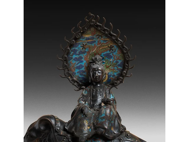 Two japanese champlevé enameled bronzes of figures riding an elephant, both signed, 19th/20thc, tallest h 50 cm - afbeelding 6 van  7