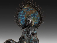 Two japanese champlevé enameled bronzes of figures riding an elephant, both signed, 19th/20thc, tallest h 50 cm - afbeelding 6 van  7