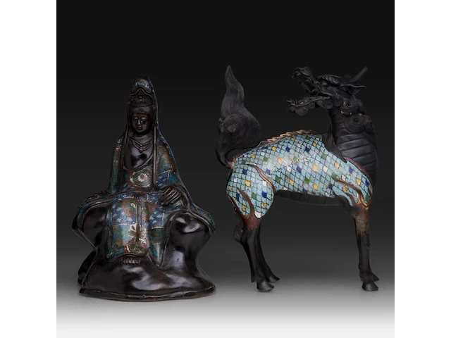 Two japanese champlevé enameled bronzes, one depicting a kirin, the other kannon, meiji period (1868-1912), both h 35 cm - afbeelding 1 van  8