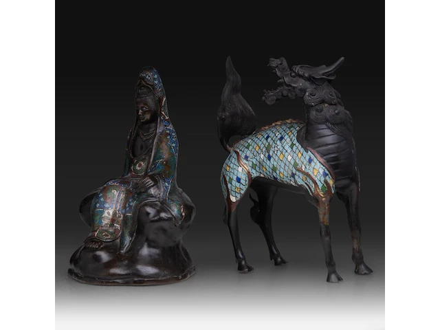 Two japanese champlevé enameled bronzes, one depicting a kirin, the other kannon, meiji period (1868-1912), both h 35 cm - afbeelding 2 van  8